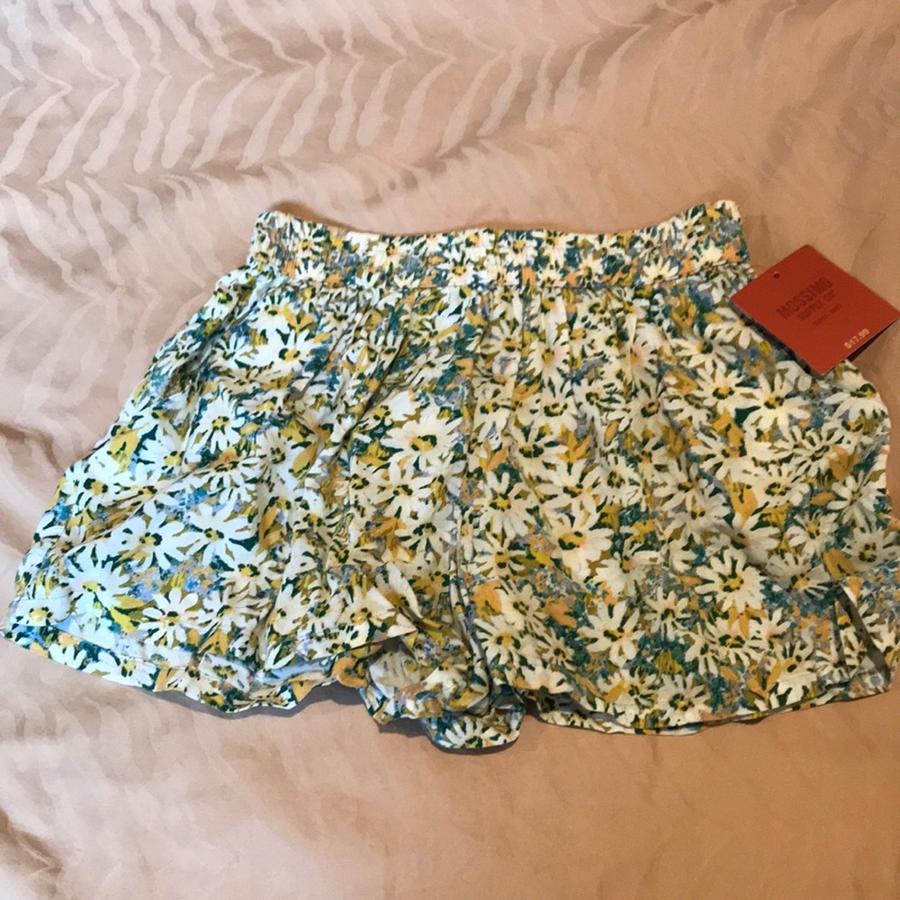 Mossiso flowy floral shorts